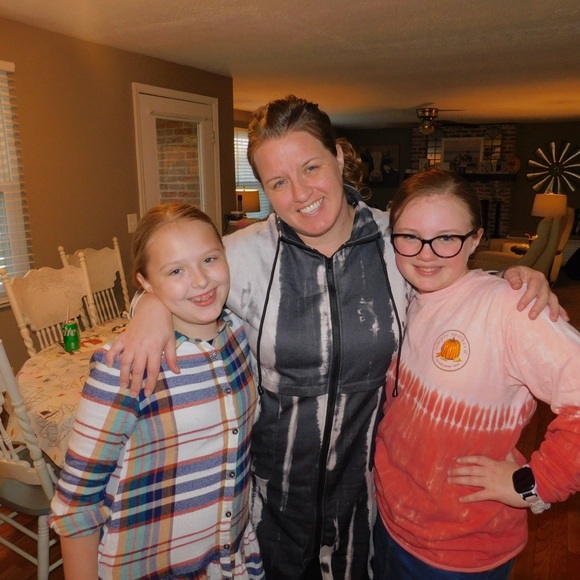 Hi! I’m Krystine! Always looking for bundles to buy! Ladies clothes from xs-xl. - Picture 3 of 11